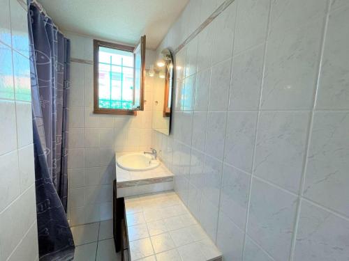 une salle de bain avec un lavabo et un miroir dans l'établissement Maison 4 pièces - Gruissan GN210-027, à Gruissan