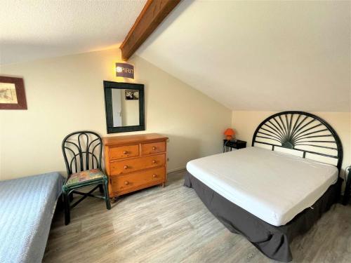 une chambre avec un lit, une commode et un miroir dans l'établissement Maison 4 pièces - Gruissan GN210-027, à Gruissan