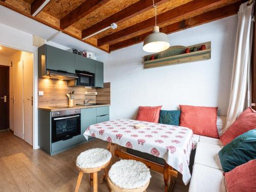 un salon avec un canapé et une table dans l'établissement Le Doina 2 N08 - ST5M, à Morillon