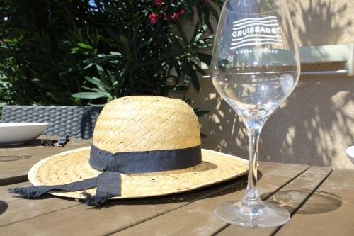 un chapeau en paille assis sur une table à côté d'un verre de vin dans l'établissement Maison 2 pièces mezzanine - Gruissan GN020-071, à Gruissan