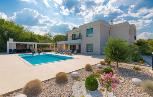 Amazing Home In Grubine With Sauna