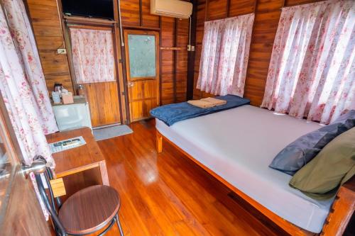 Katil atau katil-katil dalam bilik di Ban Suan Bang Toei Homestay