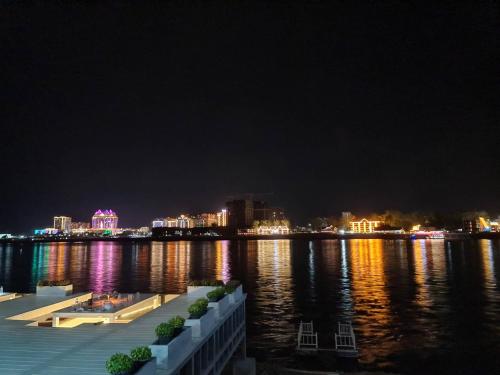 a view of a river at night with a city at โรงแรม ริเวอร์บรีซ เชียงแสน River Breeze Chiangsean in Chiang Saen