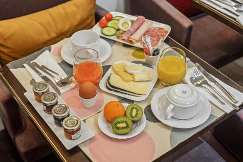 un tavolo con cibi e bevande per la colazione di Victoires Opera a Parigi