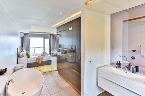 Ένα μπάνιο στο Villa Royale 1011 Sheffield Beach