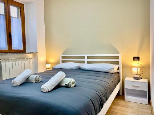 une chambre avec un grand lit avec des serviettes dessus dans l'établissement Corte Macchi Milano Malpensa Express, à Busto Arsizio