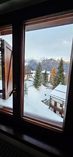 アパートメントから撮影された、または一般的な山の景色