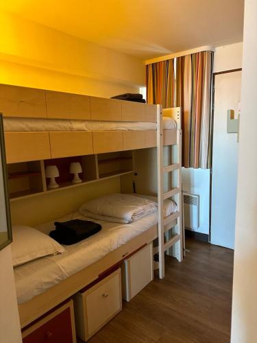 une chambre avec deux lits superposés dans l'établissement Sisley 068 - F2 et magnifique vue mer, à Cannes