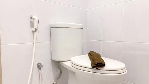 Bilik mandi di Simple and Tranquil 2BR at Tokyo Riverside PIK 2 Apartment By Travelio