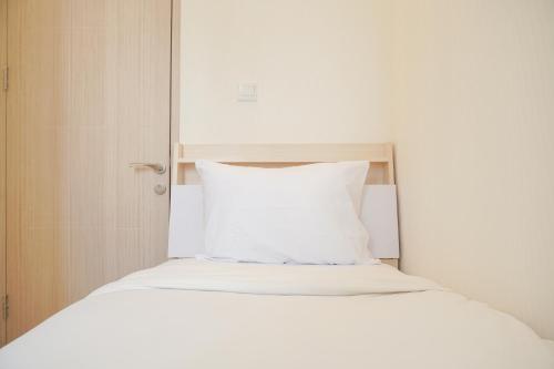 Katil atau katil-katil dalam bilik di Simple and Tranquil 2BR at Tokyo Riverside PIK 2 Apartment By Travelio