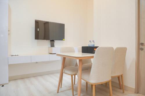Televisyen dan/atau pusat hiburan di Simple and Tranquil 2BR at Tokyo Riverside PIK 2 Apartment By Travelio