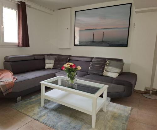 Una sala de estar con un sofá y una mesa de café. en Cosy Appartement near Disneyland & Paris, en Coupvray