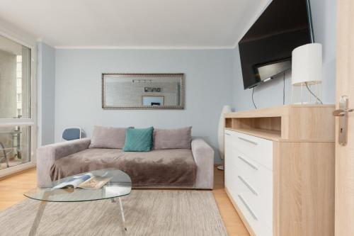 Televízia a/alebo spoločenská miestnosť v ubytovaní Warsaw Mokotów Lakeside Family Apartment by Noclegi Renters