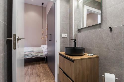 un baño con lavabo y espejo en Premium Suite by the Turia River 4, en Valencia