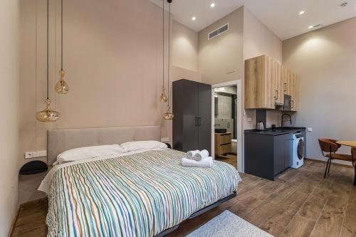 Un pequeño dormitorio con una cama y una cocina. en Premium Suite by the Turia River 4, en Valencia