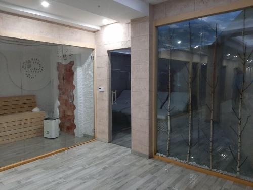 コパオニクにあるKopaonik Milmari P50の建物内のガラス戸付きの部屋
