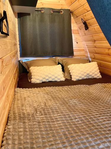 - une chambre avec 2 lits dans une cabine dans l'établissement Pod Chardonnay et spa, à Saint-Hilaire
