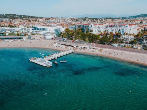 BEAUTIFUL 1 - BR APARTMENT - Next To Rue Antibes