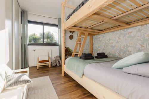 Ένα ή περισσότερα κρεβάτια σε δωμάτιο στο Le Loft Black Wood - Piscine privé et grande terrasse à 20 min de Rennes