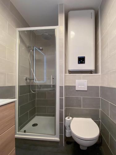 une salle de bain avec une douche, des toilettes et un lavabo dans l'établissement Rieux Studio -2p refurbished!, à Nantes