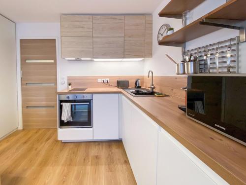 une cuisine avec des armoires blanches et un comptoir dans l'établissement Rieux Studio -2p refurbished!, à Nantes