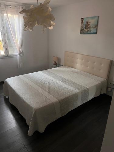 une chambre avec un grand lit dans une pièce dans l'établissement Mas Rémy-Villa in private residence, à Saint-Rémy-de-Provence