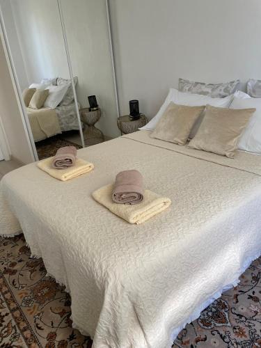 - un lit avec 2 serviettes et 2 chapeaux dans l'établissement Robertsau, jardin en ville, à Strasbourg