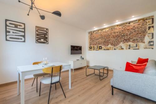 un salon avec une table, des chaises et un canapé dans l'établissement Appartement une chambre avec parking, Vieux Lille, à Lille
