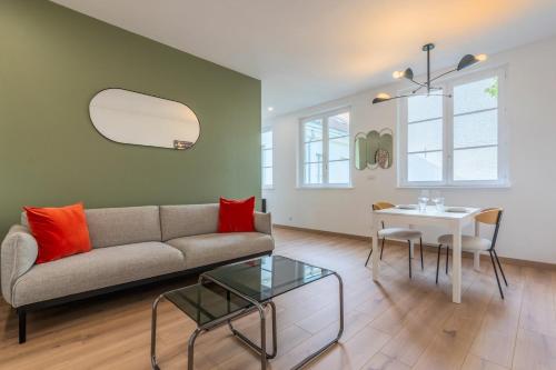 un salon avec un canapé et une table dans l'établissement Appartement une chambre avec parking, Vieux Lille, à Lille
