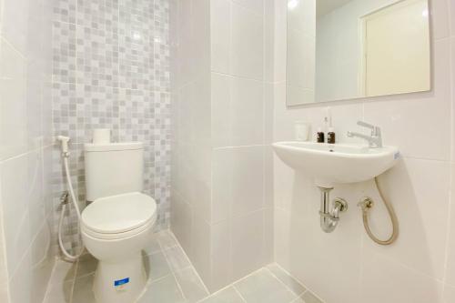 RawalembangCozy and Well Furnished Studio Tokyo Riverside PIK 2 Apartment By Travelio的带马桶和水槽的白色浴室