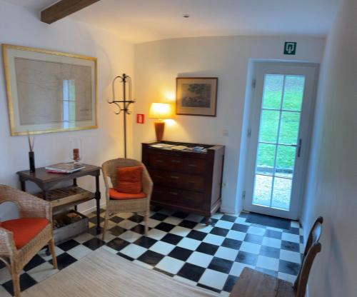 a living room with a checkered floor at La Petite Maison Blanche in Wanze
