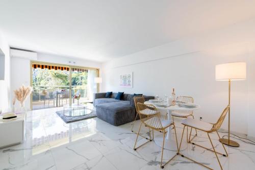 un salon avec une table et un canapé dans l'établissement Spacious 2-Br Apartment in a Residence with Pool, à Cannes