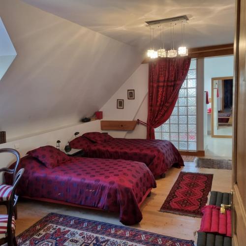 une chambre avec deux lits dans un grenier dans l'établissement Domaine de Sèche-Bouteille, à Étivey