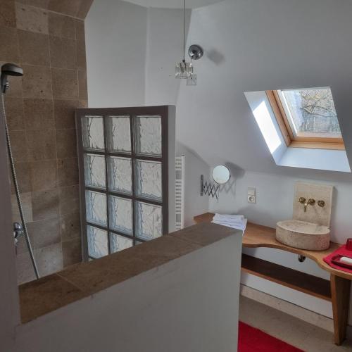une salle de bain avec douche et lavabo dans l'établissement Domaine de Sèche-Bouteille, à Étivey