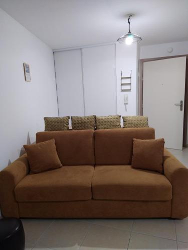 Ruang duduk di studio rdc avec terrasse et parking privé