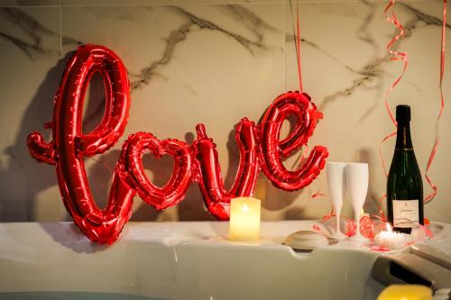 a heart shaped balloon in the shape of a love sign at Villa Bono Jacuzzi & Spa in Saint-Laurent-du-Var