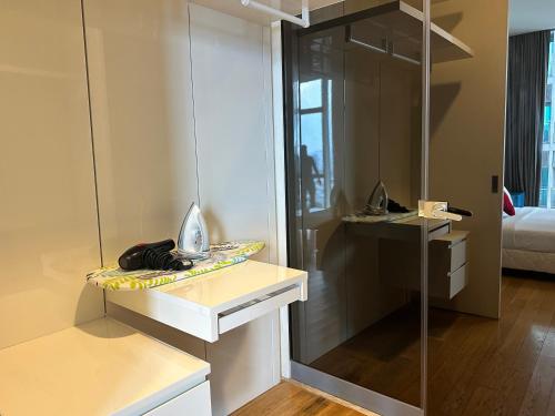 vestidor con espejo y tocador en Platinum Premier Suite KLCC, en Kuala Lumpur
