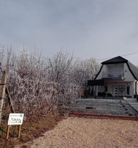 a small building with a sign in front of it at Várta-Lak Panoráma Présház Vendégház in Bakonycsernye