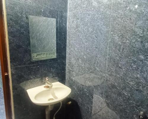 Koupelna v ubytování Karthik Residency Thiruvannamalai