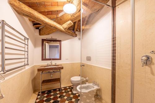 a bathroom with a shower and a toilet and a sink at Luxury Villa Acquaviva Firenze in Montauto