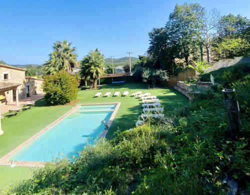 MontrásにあるCasa Mas Molines con piscina, jacuzzi y barbacoasの庭のスイミングプール像