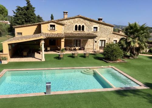 MontrásにあるCasa Mas Molines con piscina, jacuzzi y barbacoasのプール付きの家の外観