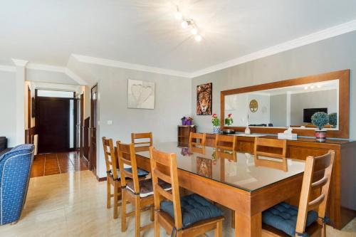 a dining room and living room with a table and chairs at GuestReady - Comfortable Retreat in Esposende in Marinhas
