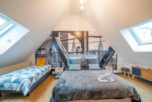 une chambre avec un grand lit dans un grenier dans l'établissement Tout simplement NEW YORK, à Bourges