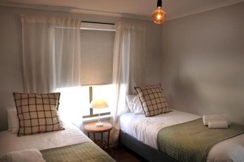 Una cama o camas en una habitación de Skillogalee Estate