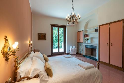 Postel nebo postele na pokoji v ubytování Villa Ma don ni na, 50 minutes from Milan
