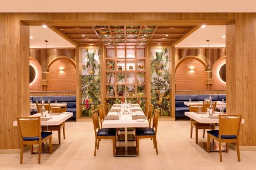 Keys Prima by Lemon Tree Hotels, Katti-Ma, Chennaiにあるレストランまたは飲食店