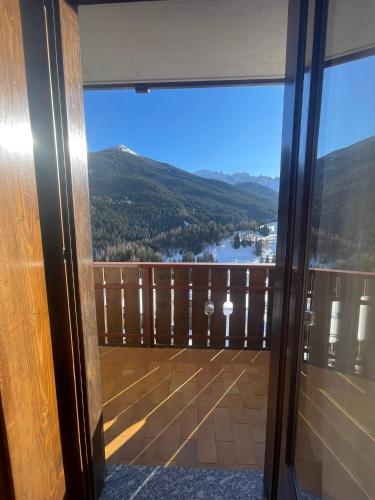 a balcony with a view of a mountain at Un Posto al Sole in Semogo