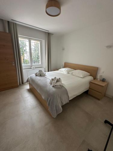 une chambre avec un grand lit avec des serviettes dessus dans l'établissement Maison 4pièces -Haut Standing CANNES, à Cannes