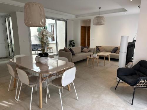 un salon avec une table et des chaises dans l'établissement Maison 4pièces -Haut Standing CANNES, à Cannes